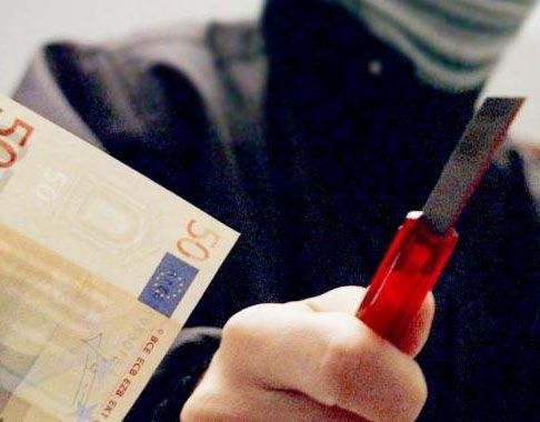 Rapinano una gioielleria armati di taglierino