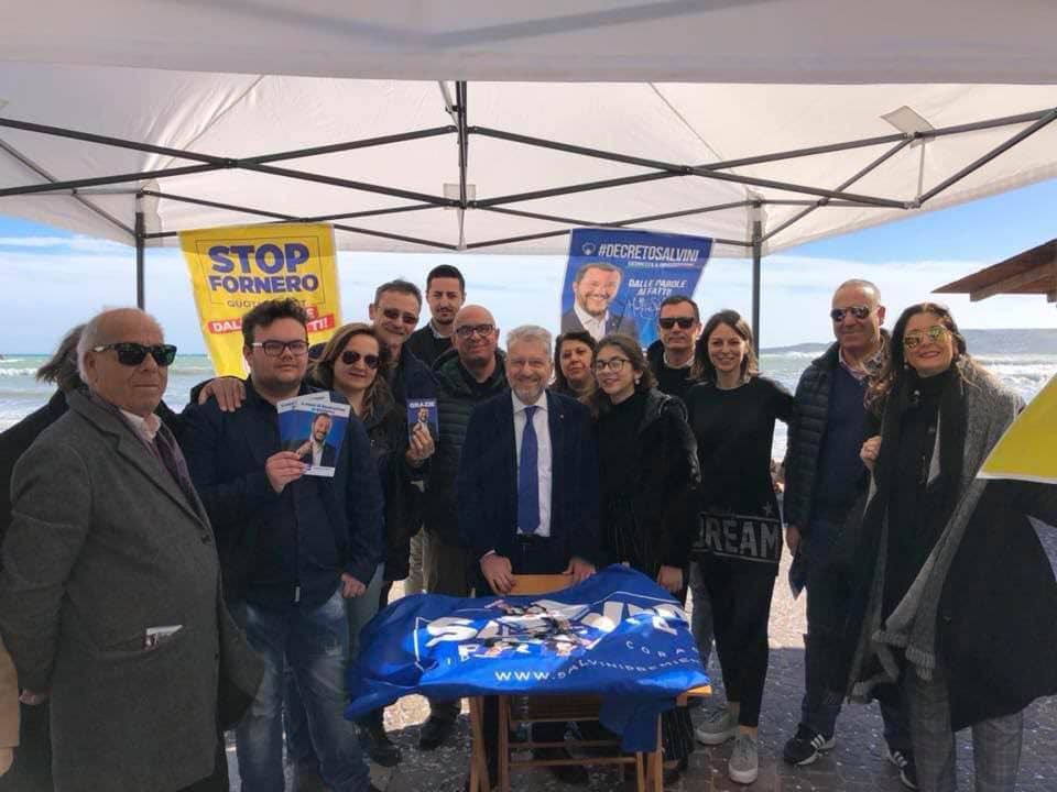 «Le donne? Stiano a casa». Polemiche per il manifesto della Lega a Crotone