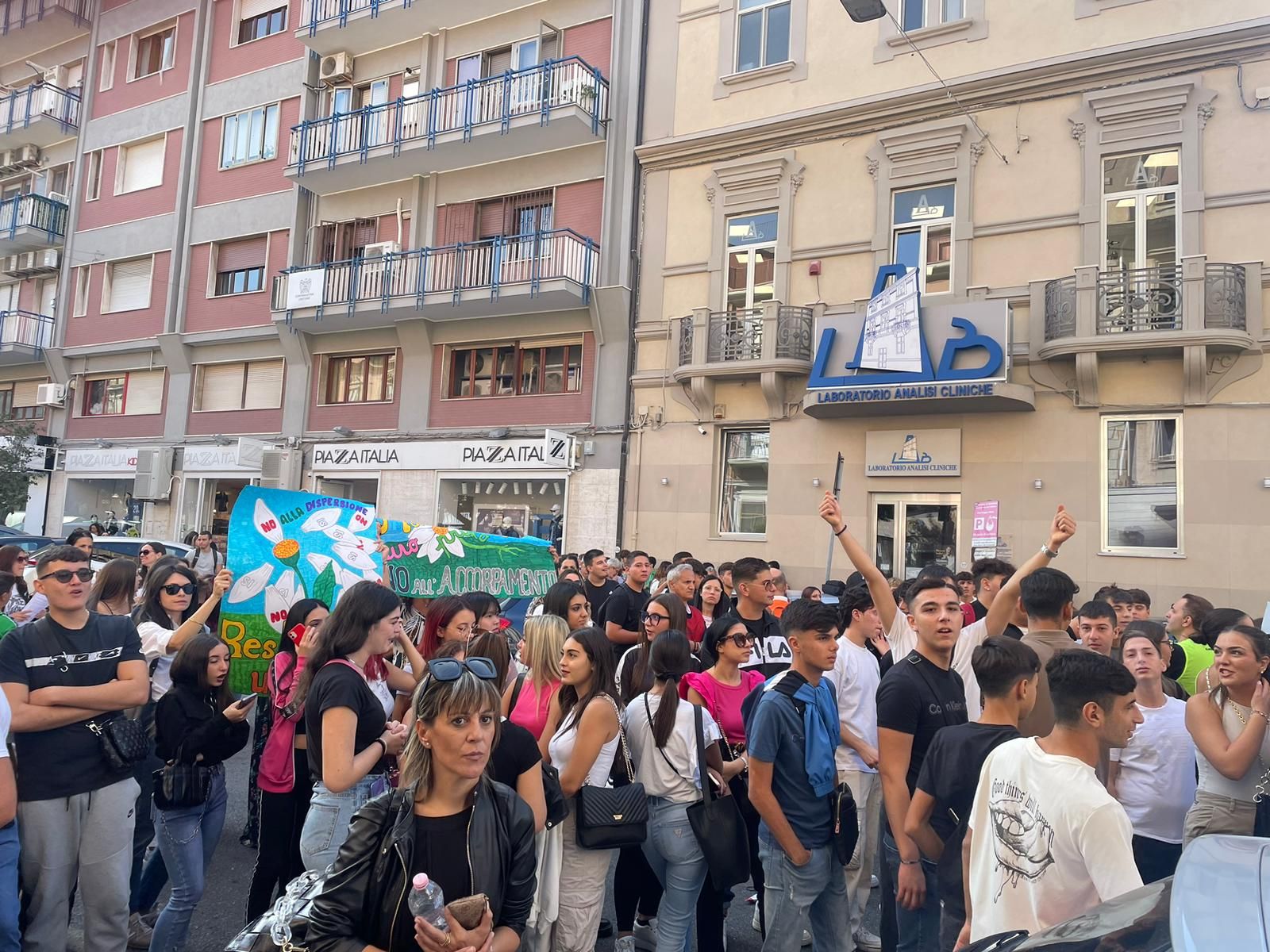 Dimensionamento scolastico, a Crotone scoppia la protesta in piazza – FOTO