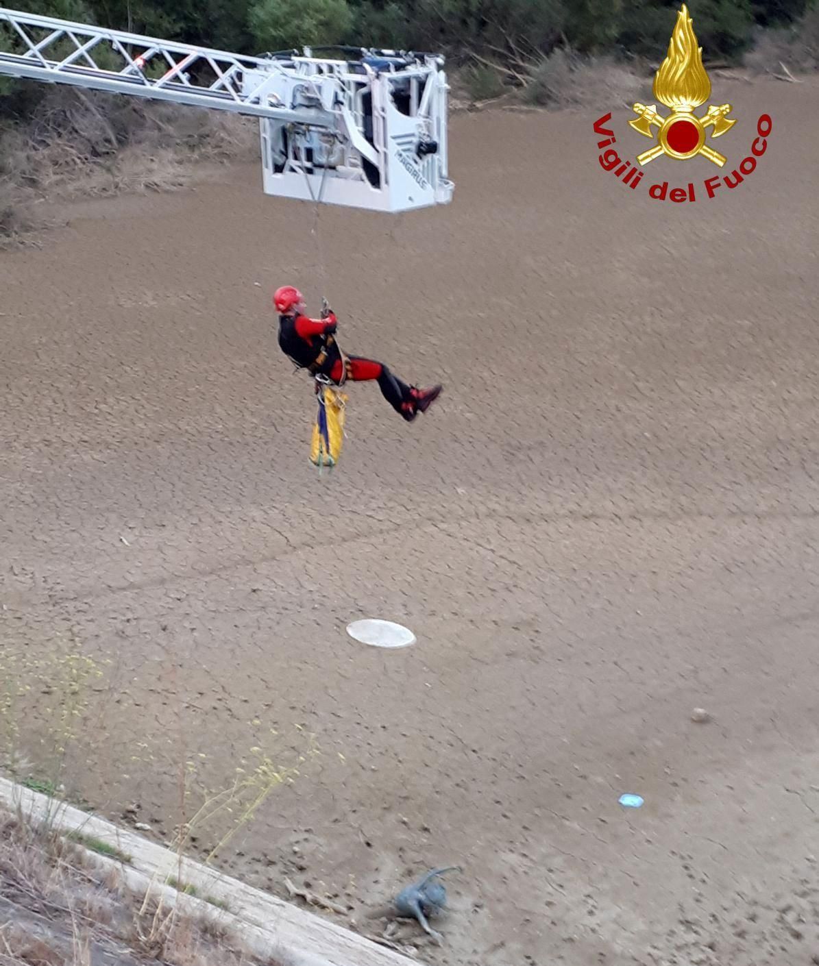 Dal lago Angitola in secca spunta una statua in bronzo – VIDEO