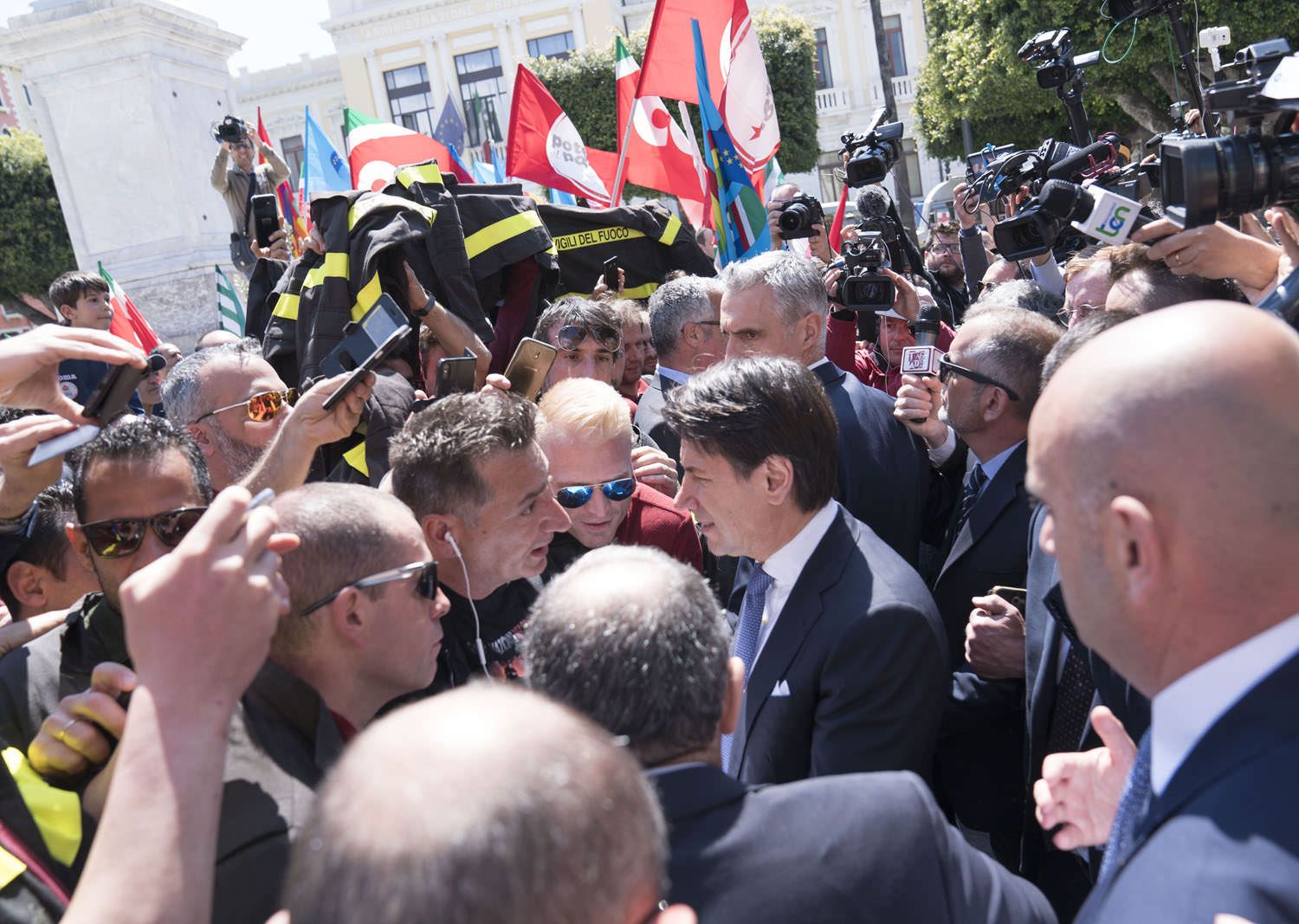 C’è aria di protesta, Salvini “scansa” la piazza di Reggio – VIDEO