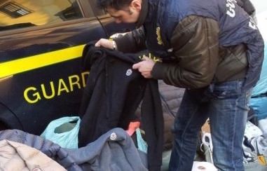 Marchi contraffatti, sequestrati 600 capi d'abbigliamento a Crotone