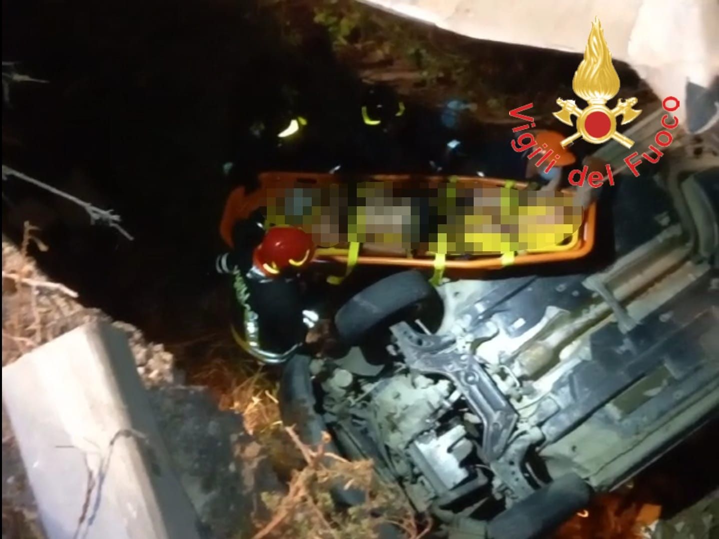 Perde il controllo dell’auto, si ribalta e va a finire in un burrone: ferito anziano a Cirò Marina