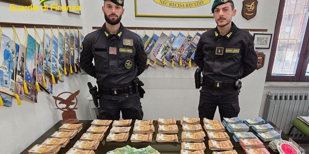 Sequestrati oltre 250mila euro trovati nel doppio fondo di un’auto sulla SS106