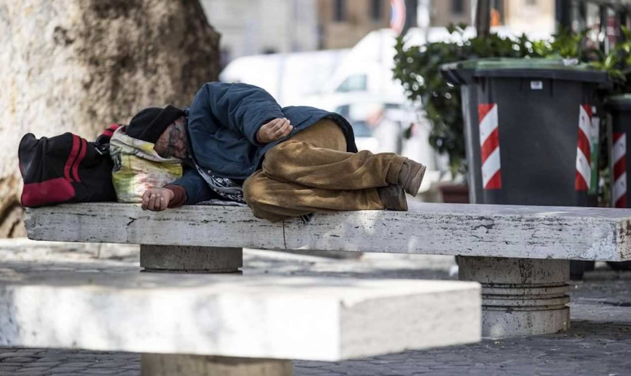 Clochards multati a Reggio. «A pagare non possono essere gli “ultimi”»