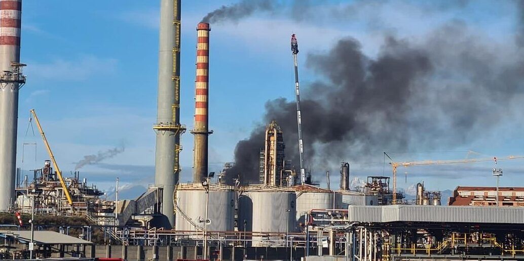 In fiamme la raffineria Eni nel Livornese