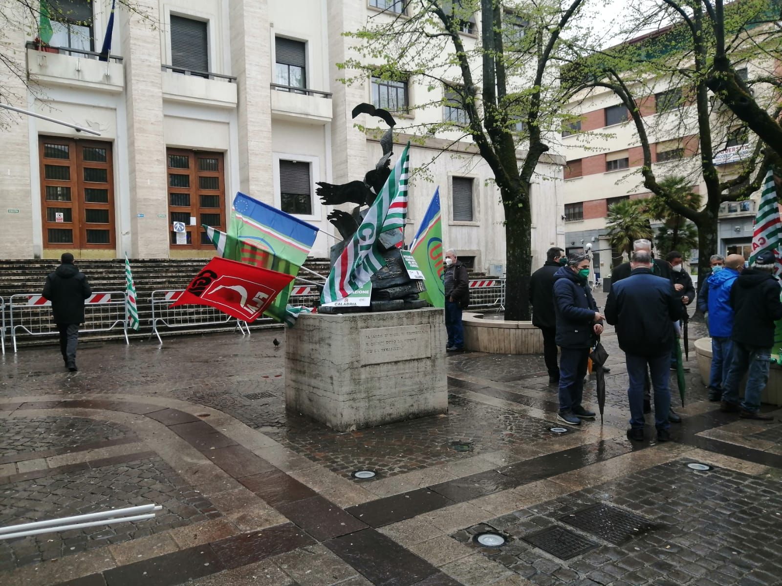 Forestali, la protesta a Cosenza. «Dal 2015 persi 1800 lavoratori» – VIDEO