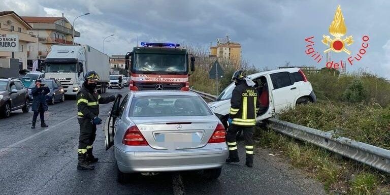 Rossano, scontro tra due auto sulla statale 106 – FOTO