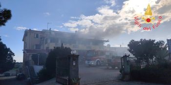 In fiamme un’abitazione a Sellia Marina, intervengono i Vigili del Fuoco – FOTO