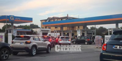 Vibo Valentia a secco, il blocco dei trattori manda in tilt la città e scatena la caccia al carburante. «C’è il caos» – VIDEO