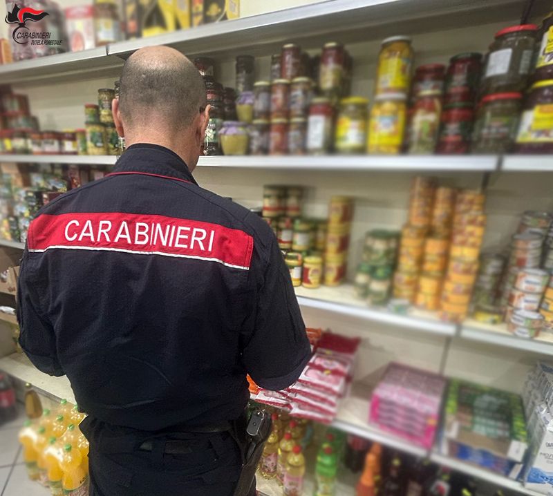 Alimenti scaduti e privi di informazioni, sanzioni per 36mila euro nel Cosentino