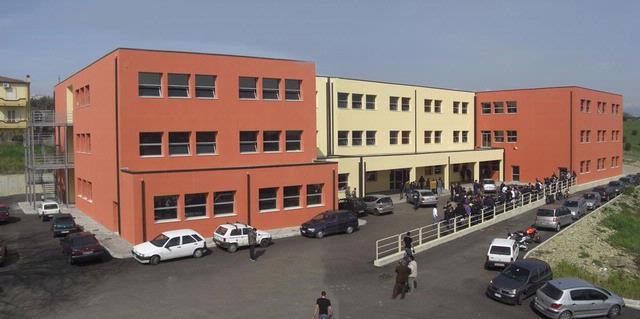 Studenti fuori dall'aula all'arrivo dell'insegnante