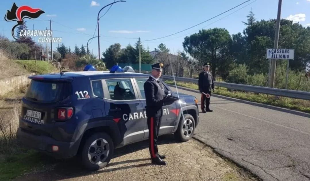 Auto incendiate a Cassano all’Ionio, due misure cautelari: c’è anche un minorenne