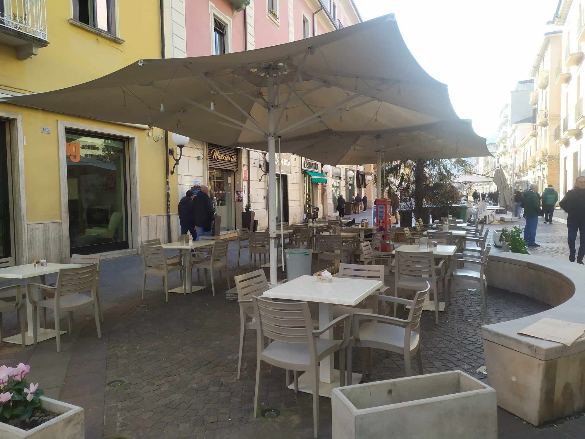 Cosenza, stretta sugli esercenti: decuplicate le tariffe per l’occupazione di suolo pubblico