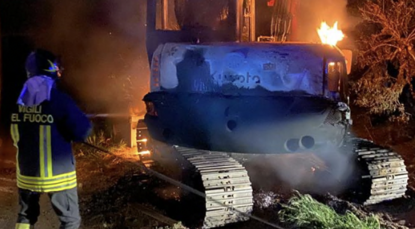 Intimidazioni a Scalea, a fuoco i mezzi di una ditta di movimento terra