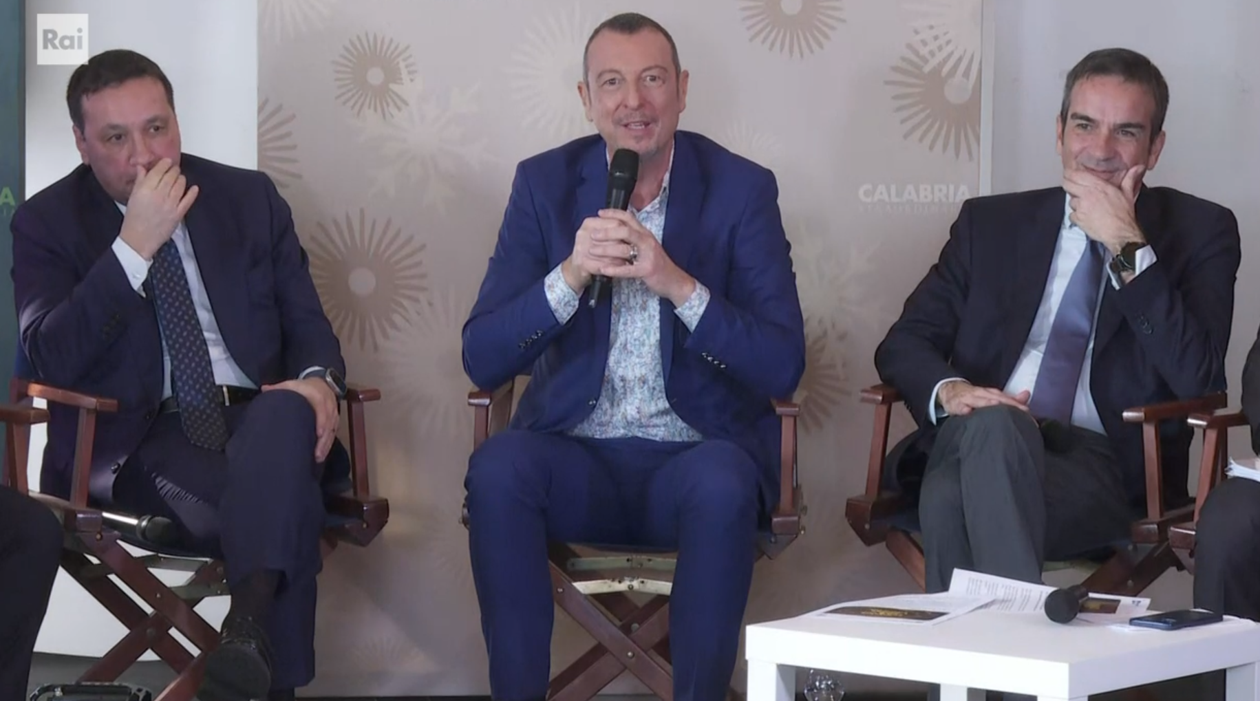 Crotone, Amadeus presenta “L’anno che verrà”. «Mi auguro che questa terra possa raddoppiare i visitatori» – VIDEO