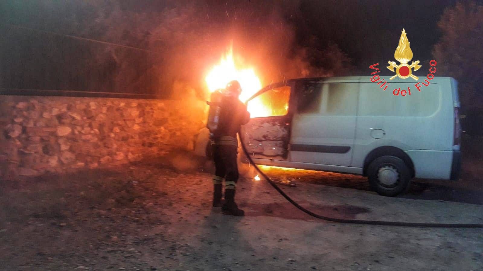 Furgone in fiamme, panico per gli ospiti di un agriturismo