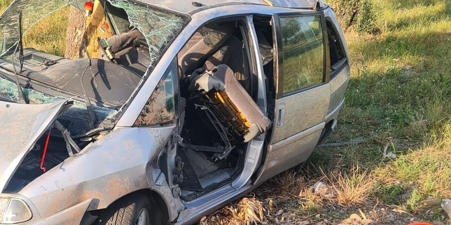 Sbanda con l’auto e sbatte contro gli alberi, ferito a Lamezia Terme