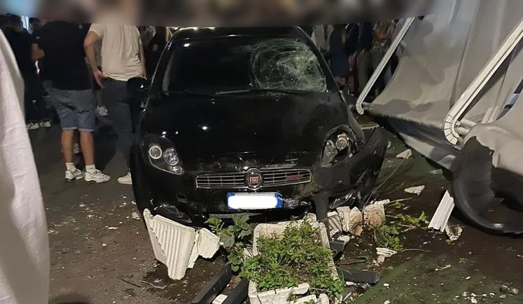 Paura a San Giovanni in Fiore, auto si schianta su un locale della movida