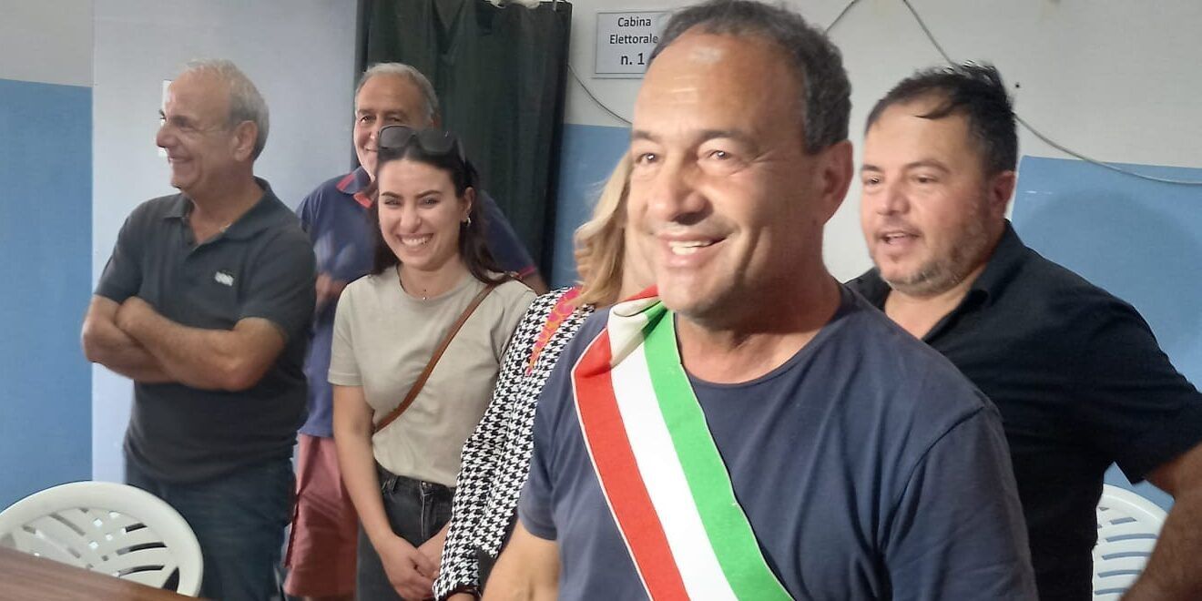 Riace, il consiglio comunale respinge la richiesta di decadenza di Lucano