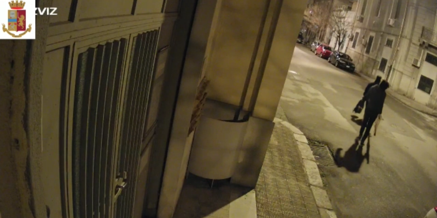 Uomo soffocato in casa a Reggio, i due killer incastrati dalle telecamere – FOTO E VIDEO