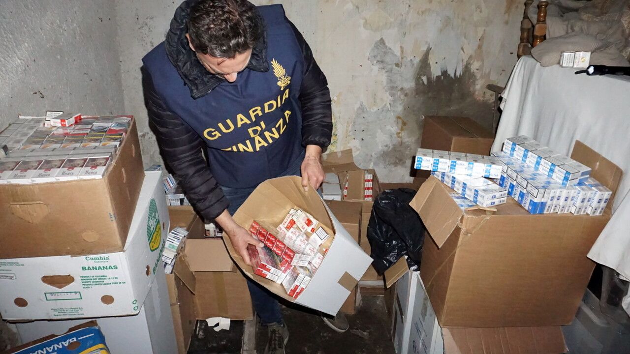 Reggio Calabria, maxi sequestro di sigarette di contrabbando. Arrestato un 48enne bulgaro