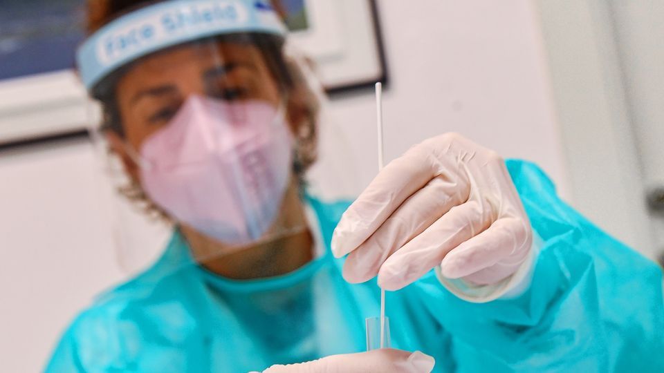 Covid, stazionari i nuovi casi (+840) e due decessi nelle ultime 24 ore – GRAFICO