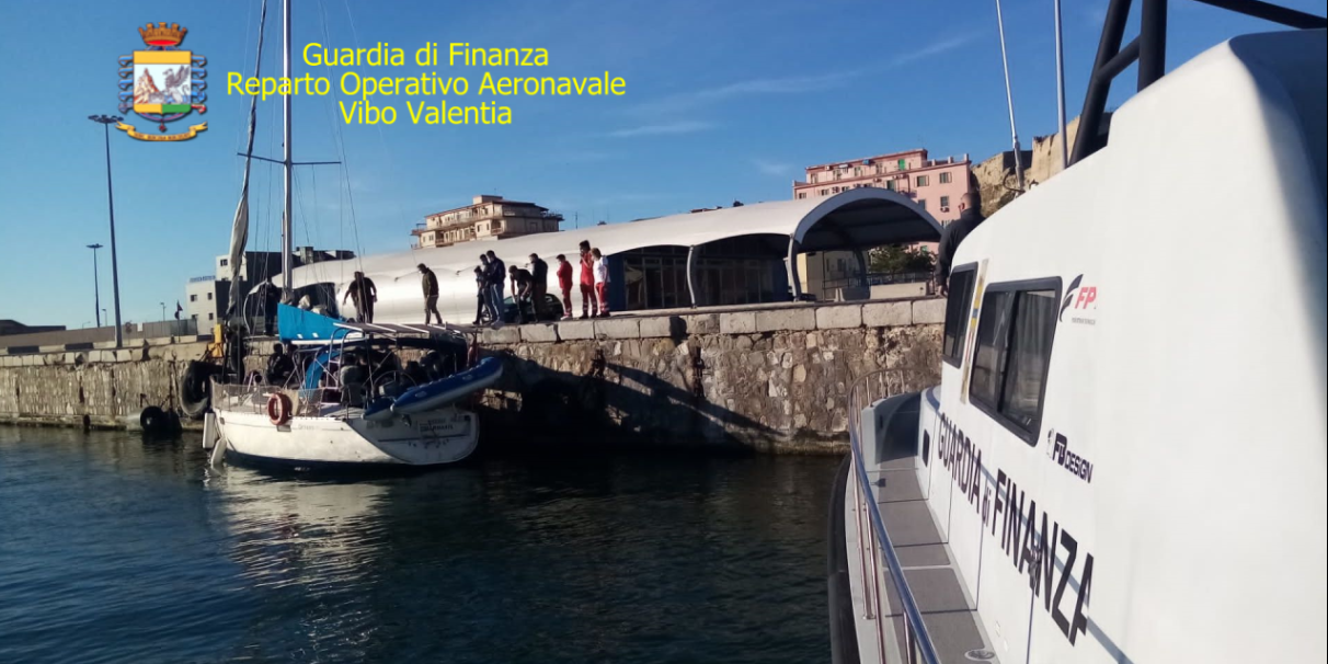 Migranti, intercettate due imbarcazioni a vela: identificati presunti scafisti – FOTO