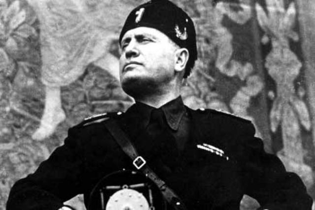HORROR SHOW | Politica a un bivio: Mussolini o Checco Zalone?