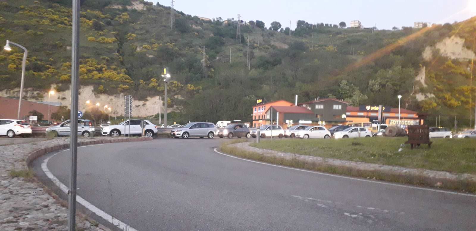 Ecco la Fase 2 a Zumpano e Reggio, in centinaia per accaparrarsi un panino – VIDEO