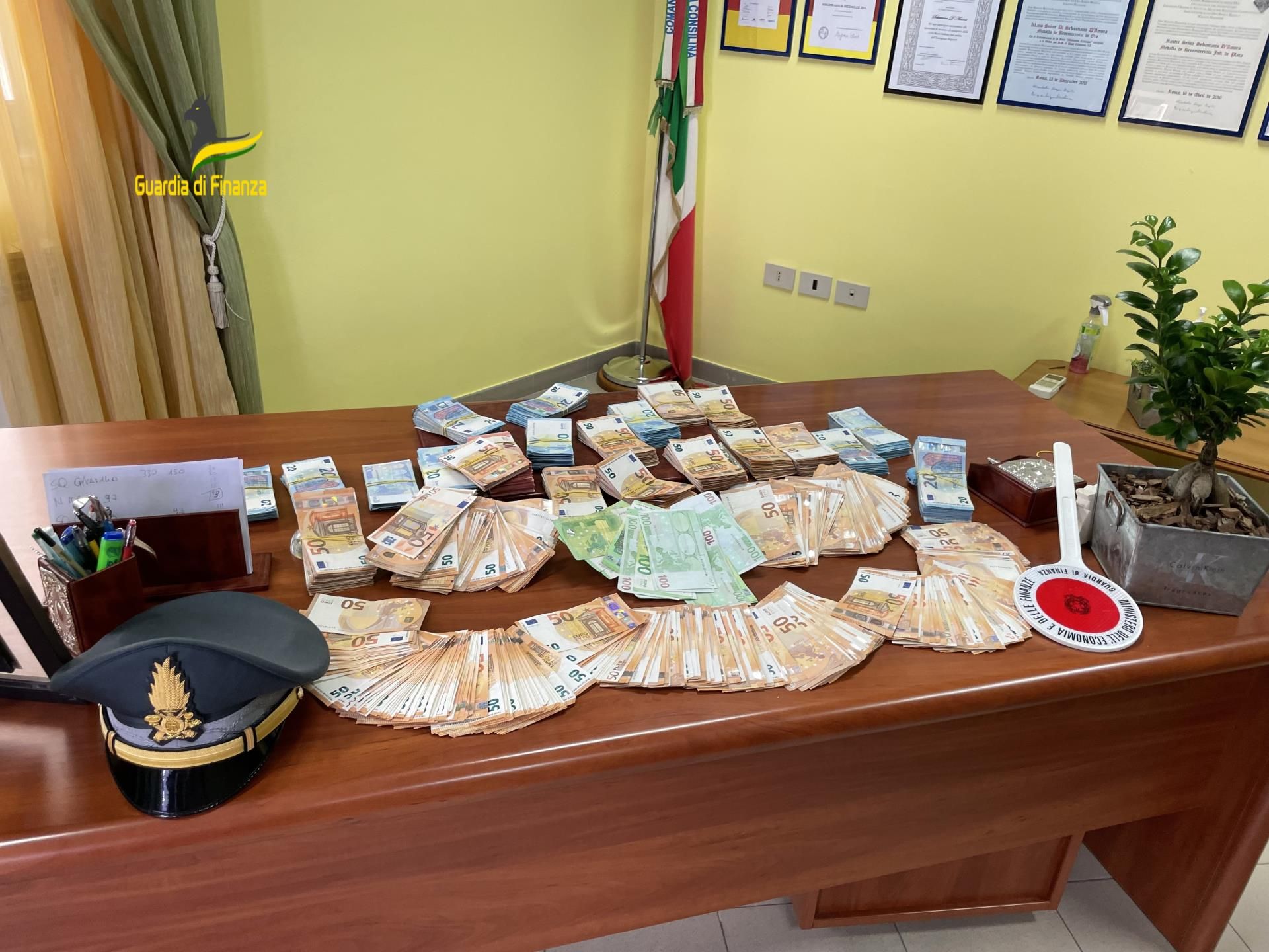 In viaggio sull’A2 con 100mila euro, denunciato 28enne vibonese