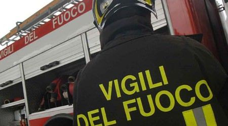 Paura a Reggio per l'incendio provocato da un petardo