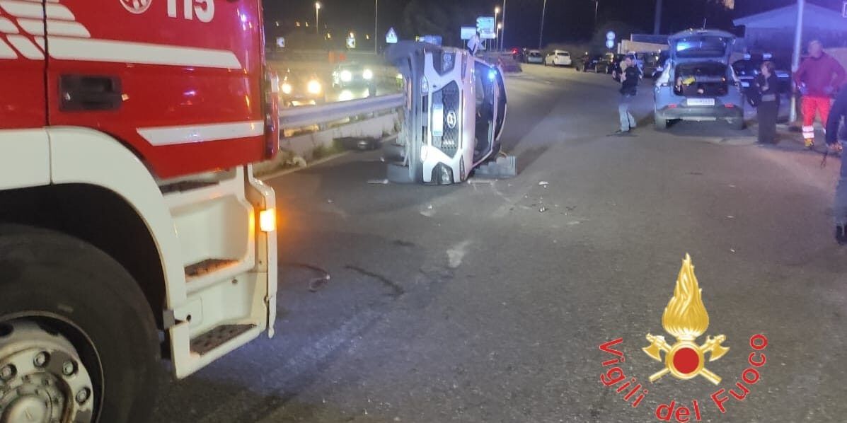 Auto si ribalta su Viale De Filippis a Catanzaro, una persona ferita