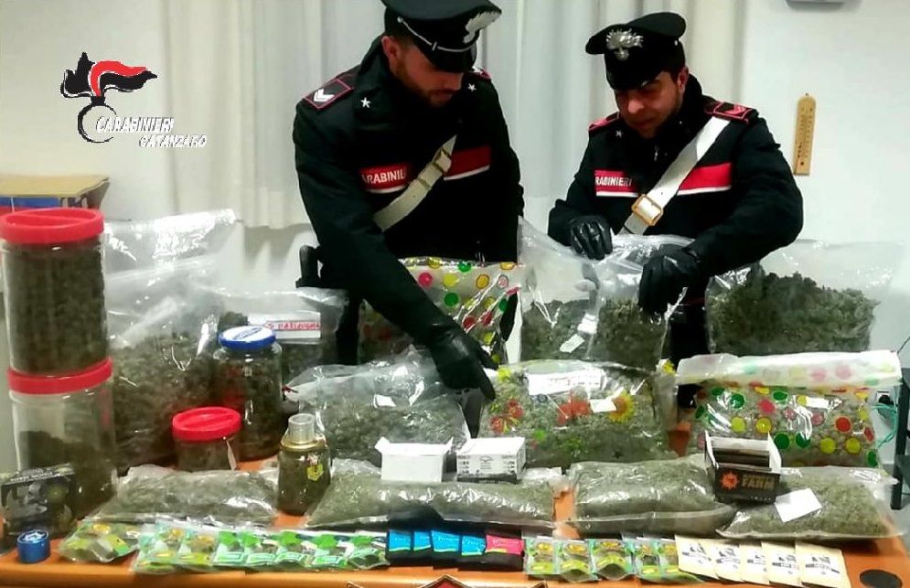 Vendeva cannabis light ma in casa aveva una centrale dello spaccio