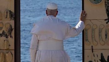 O’scià: Papa Leone a Lampedusa tra catarsi pop e retorica identitaria