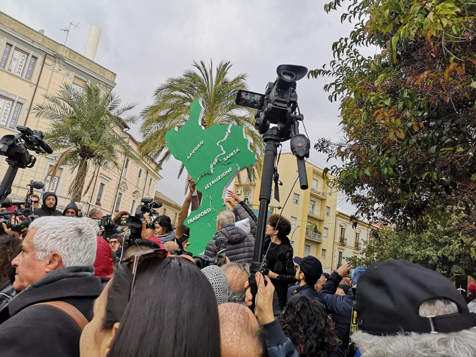 Gratteri ai manifestanti: «Grazie per esserci. Senza la mia squadra potrei fare poco» – FOTO