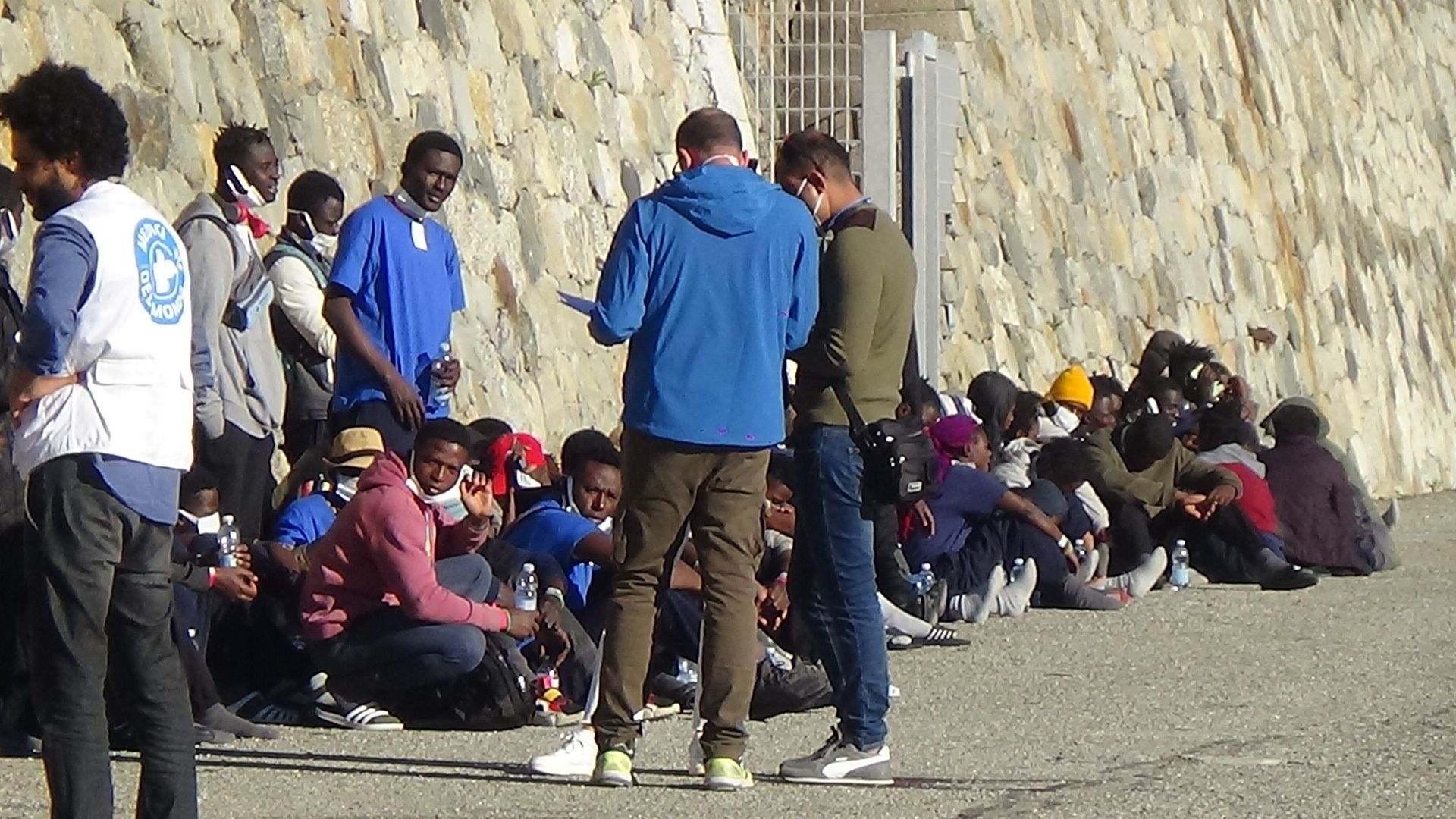 Reggio Calabria porto sicuro per i migranti della Rise Above. «Per giorni in balia del mare e del freddo, finalmente salvi» – FOTO