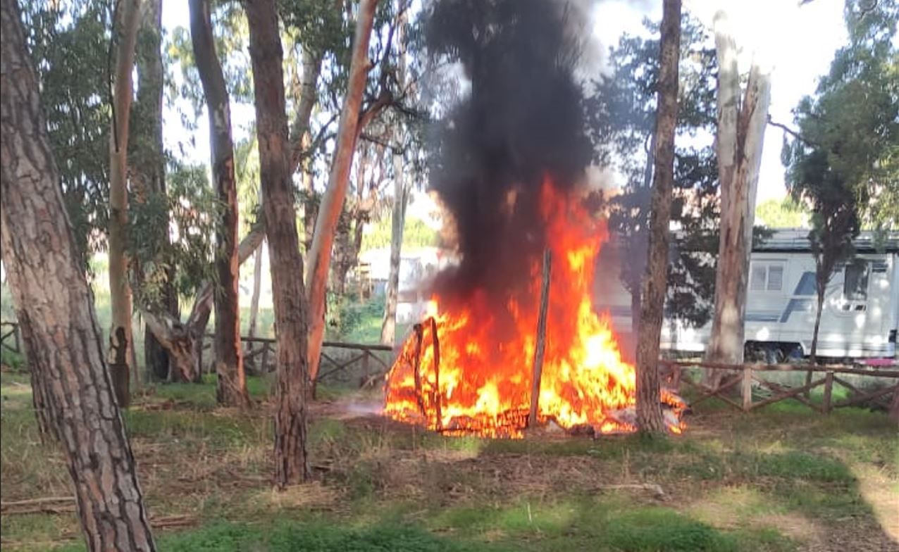Catanzaro, in fiamme una roulotte