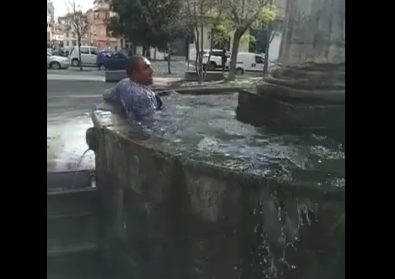 Uomo si immerge in una fontana a Lamezia, fermato dai carabinieri