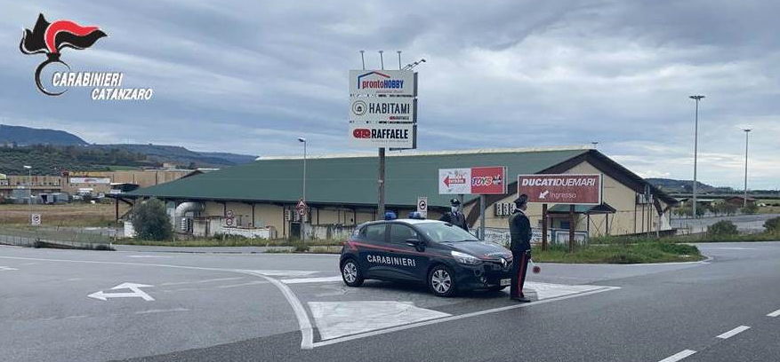 Inveisce contro i carabinieri durante un controllo al “Due Mari”, arrestato un 48enne