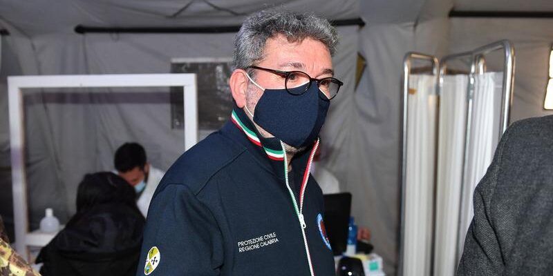 Spirlì esulta per il “Vax day”: «Oggi più di 15mila somministrazioni»