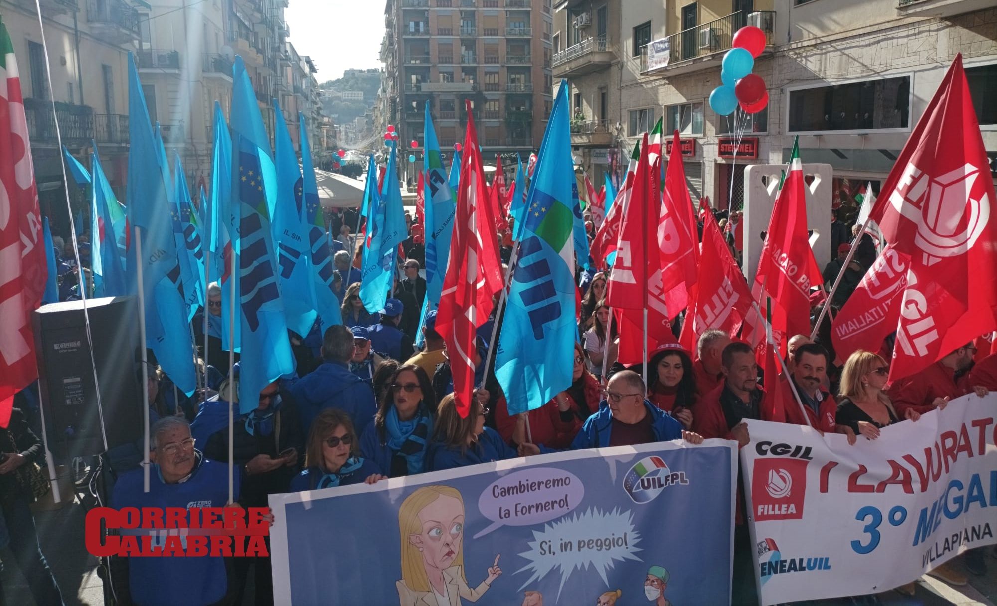 Sindacati in piazza a Cosenza. «Ma quale Ponte sullo Stretto, ci sono altre priorità»