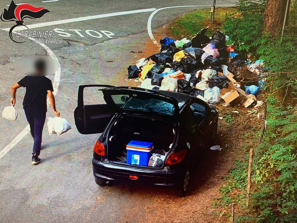 Abbandonano rifiuti nel Parco della Sila, “beccati” dai carabinieri – FOTO