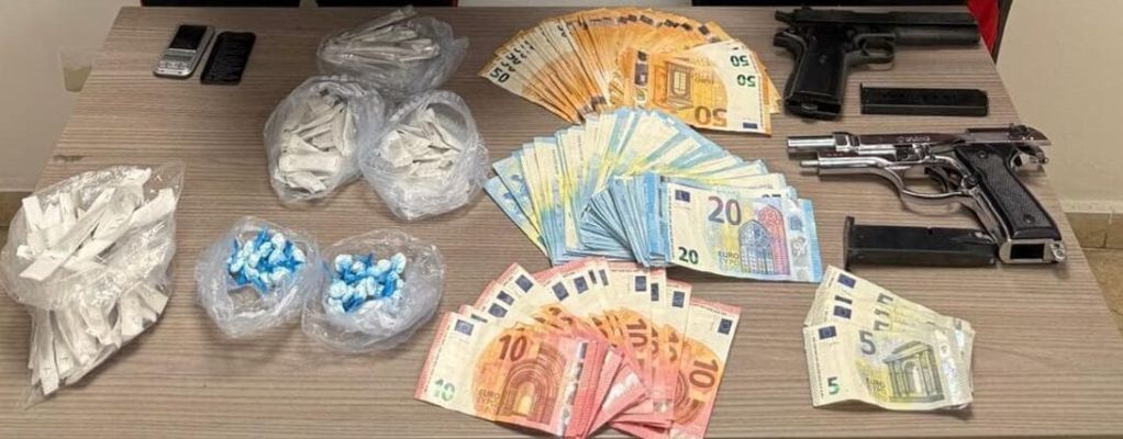 45 dosi di hashish in una casetta giocattolo: blitz allo Zen