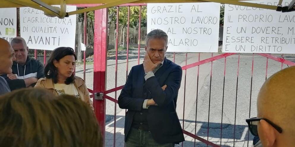 Gallo al presidio del Consorzio di bonifica dello Jonio Cosentino: «Non lasceremo indietro nessuno»