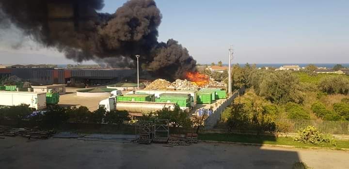 Vasto incendio nell'impianto Ecoross a Rossano: rifiuti in fiamme