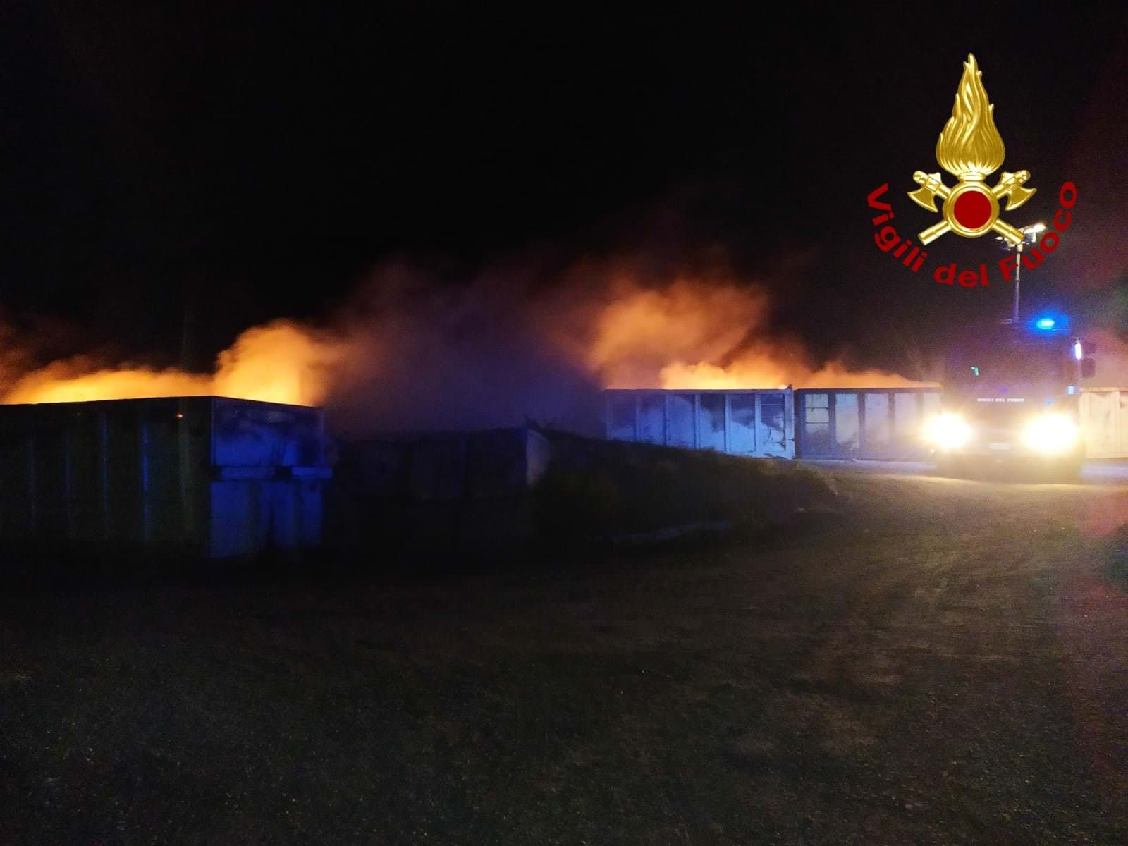 Incendio nell'isola ecologica di Nocera Terinese