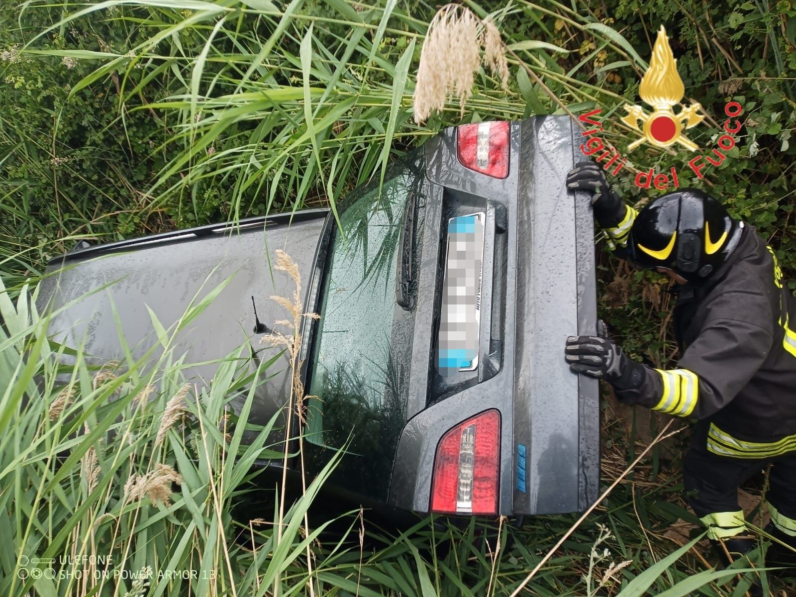 Incidente nel Cosentino, due feriti estratti da un’auto