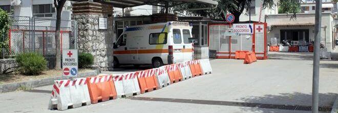 Sfascia il pronto soccorso con la mazza da baseball, arrestato