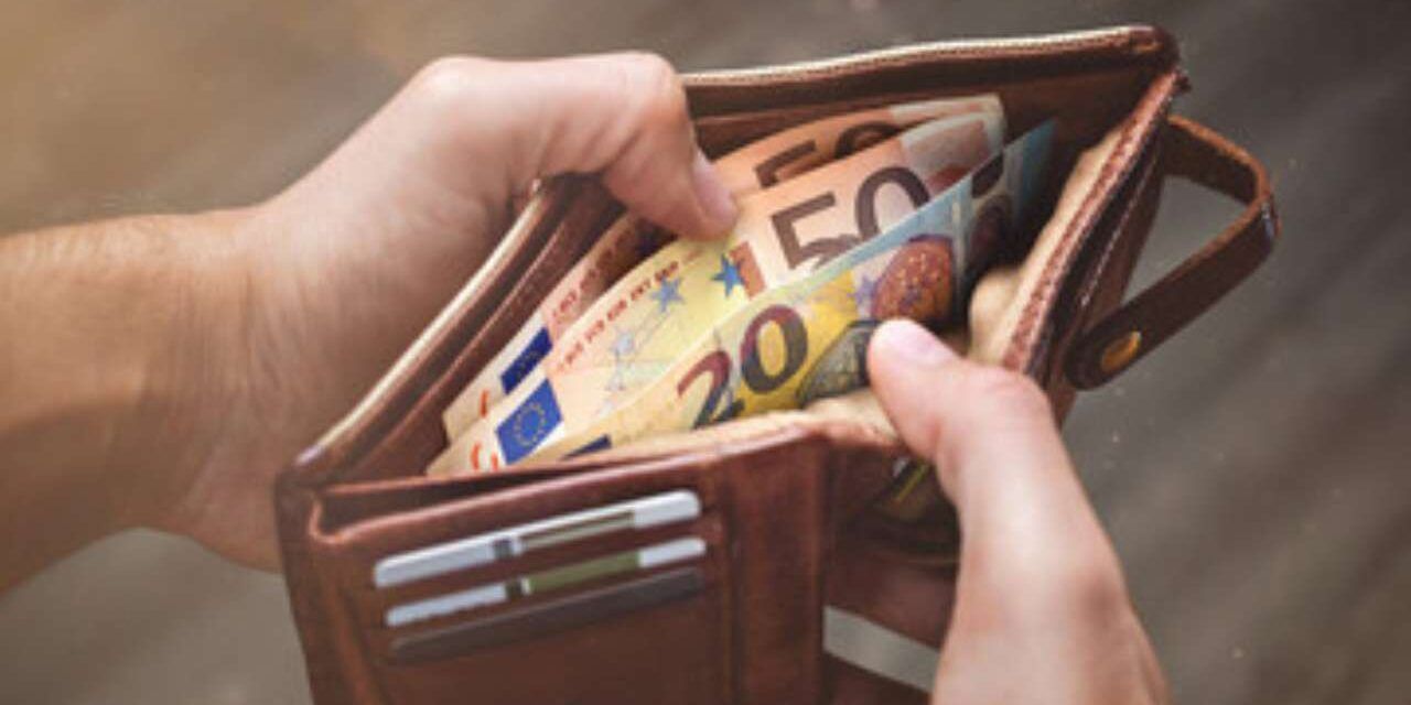 Trebisacce, trovano portafogli e lo restituiscono. Studenti ricevuti  in Comune